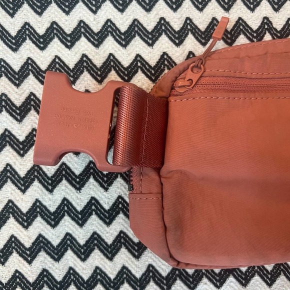 OG Copper Clay lululemon Everywhere Belt Bag - Picture 6 of 13